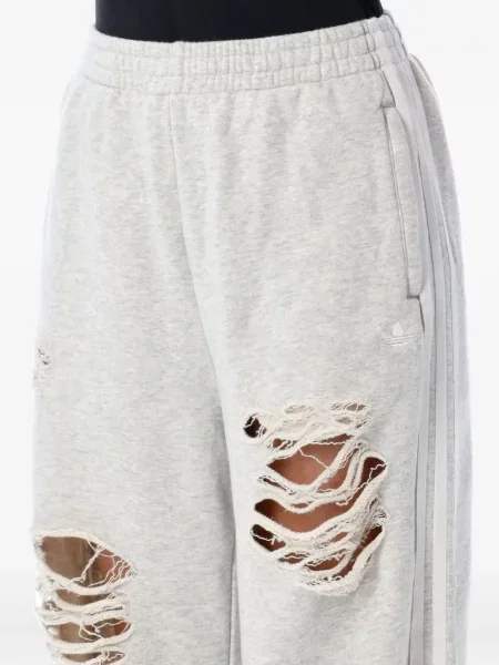 Pantaloni scurți Adidas zdrențuiți cu dungi din satin maro