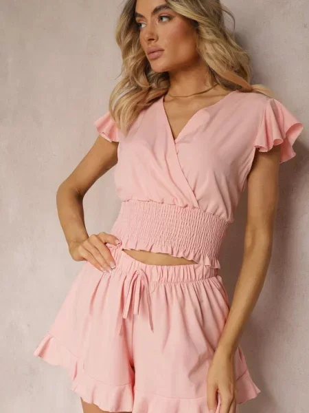 Komplet Krótki Top z Marszczoną Talią Szorty z Falbanką i Gumką w Pasie Nestasie różowy