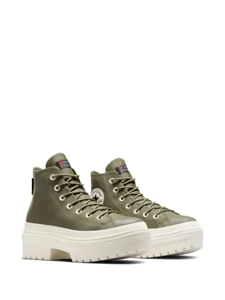 Iš natūralios odos sportbačiai Converse Chuck 70 izoliuoti ant pleištinio kulniuko pilka