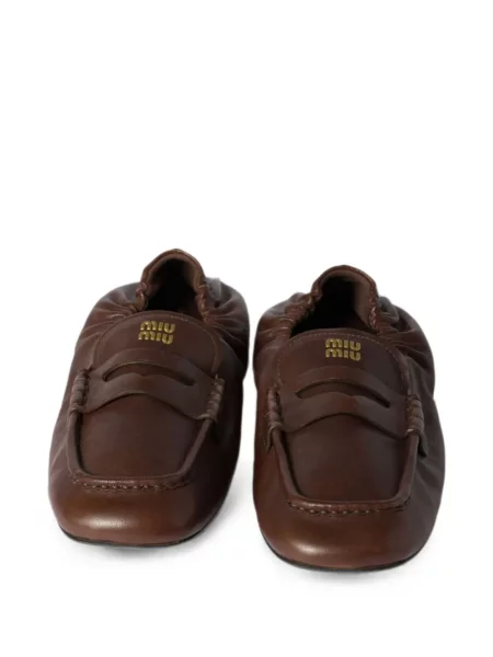 Loafer Miu Miu autogrammal barna