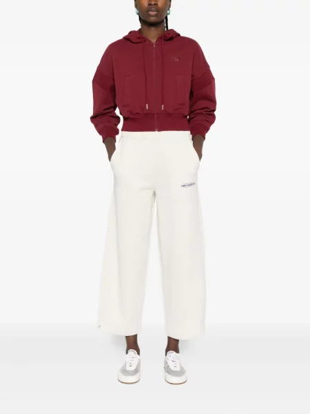 Semišový sportovní top New Balance s výšivkou s kapucí černý