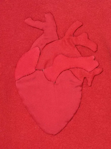 Top Undercover z naszywkami w serca czerwony
