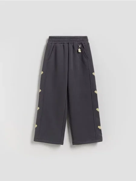 Reserved Pantaloni de trening cu breloc decorativ gri-închis gri