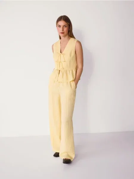 Reserved Pantaloni lejeri din lyocell galben-deschis galben