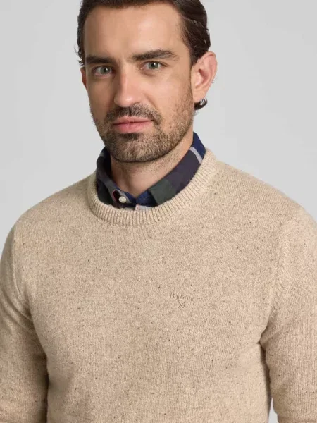 Sweter o kroju regular fit z dzianiny z mieszanki wełny Barbour beżowy