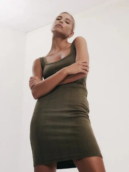 Сукня MUUV. FENDU midi облягаюча зелений