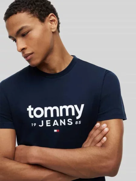 T-shirt o kroju relaxed fit z czystej bawełny z napisem z logo Tommy Jeans granatowa