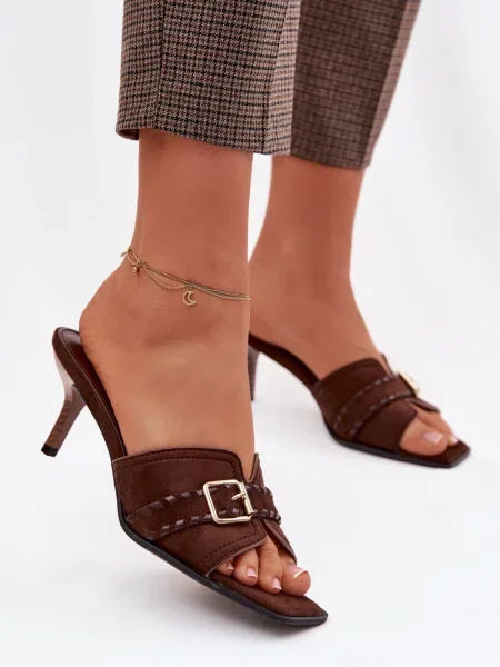 Salonarji Boto z zaponko rjava