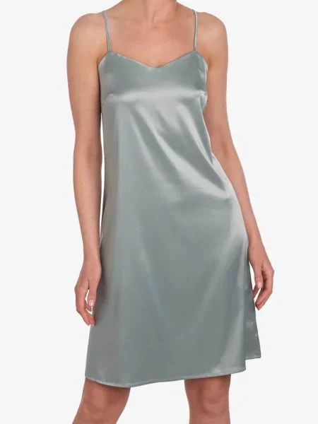 Атласная сорочка на бретельках зелена