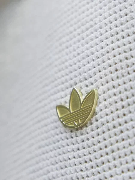 Top Adidas cu dungi cu broderie roșu