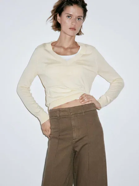 Jeansy wide leg z wysokim stanem i przeszyciami khaki Kobieta 44 MANGO