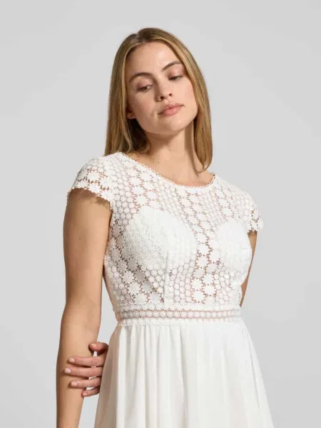 Suknia ślubna z kwiatową koronką Luxuar Fashion
