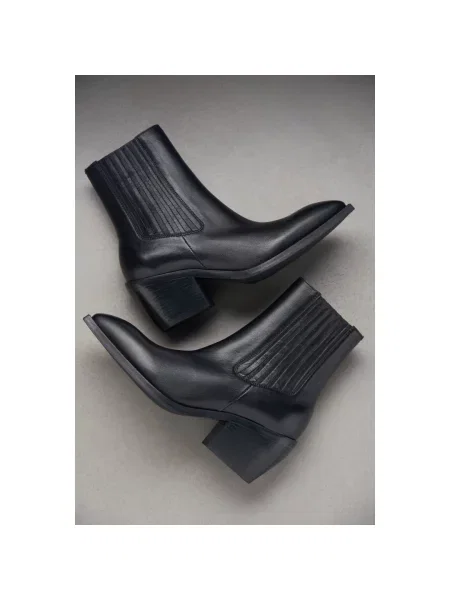 Кожаные сапоги Estro черные