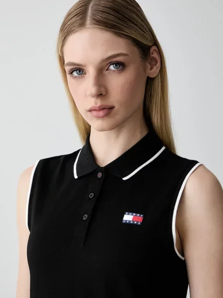 Tommy Jeans рокля с черно