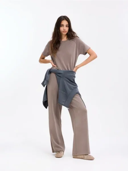 Reserved Pantaloni largi cu modal cafeniu