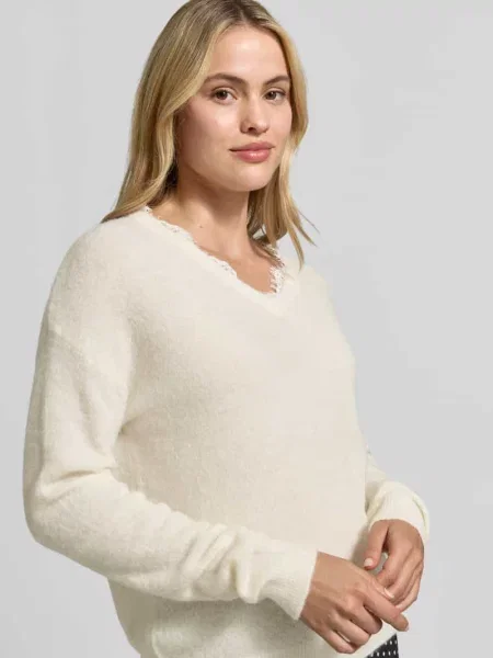 Sweter z obszyciem koronką przy dekolcie w serek Jake*s Collection biały