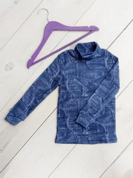 Гольф водолазка носи своє синяя