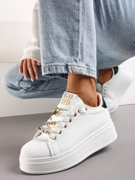 Biało-Czarne Sneakersy na Platformie Ozdobione Odpinanymi Aplikacjami z Cyrkonii Neishi białe