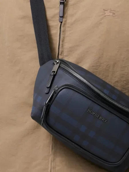 Cu centură curea Burberry în carouri albastru