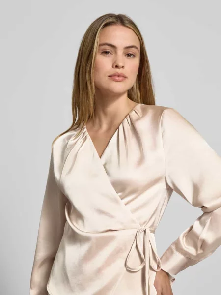 Bluzka kopertowa z satyny model „Caprina” Neo Noir beżowa