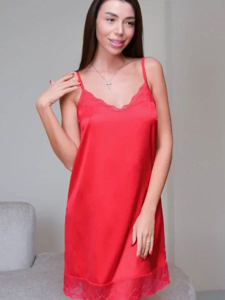 Атласная сорочка на бретельках червона