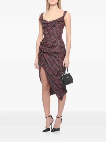 Rochie Vivienne Westwood drapată de costum roșu
