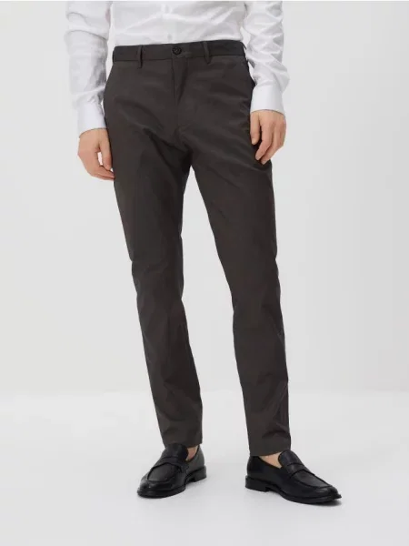 Reserved Pantaloni chino slim fit maro-închis maro