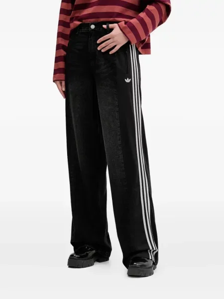 Pruhované kalhoty Adidas s výšivkou na platformě černé