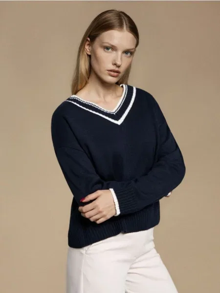 Светр з контрастним вирізом темно-синій синій