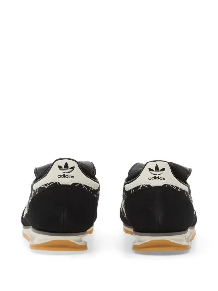 Dlouhé běžecké boty Adidas Terrex s krátkými rukávy s výstřihem do v černé