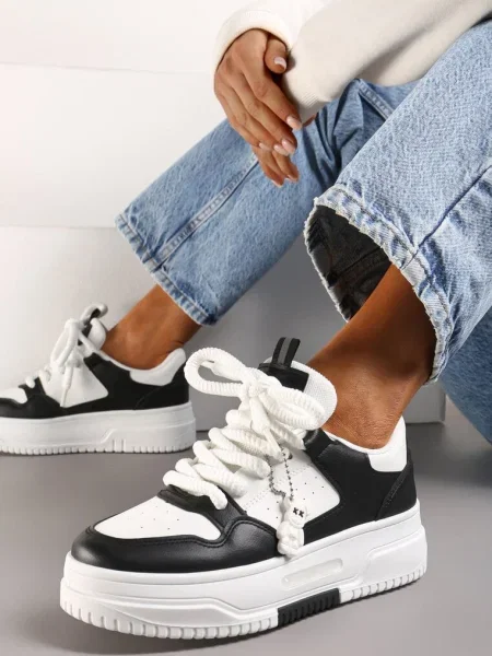 Sneakers Albi-Negri cu Pandantiv Ursuleț și Șireturi Late Alrikad alb