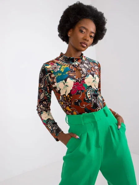 Bluză Fashionhunters cu mâneci lungi lungă maro