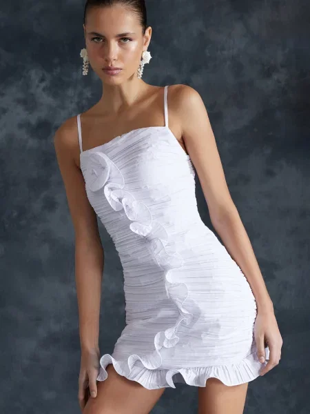 Sukienka wieczorowa Trendyol elegancka biała