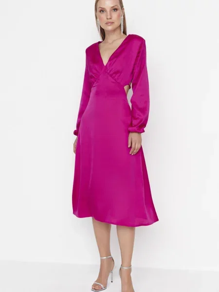 Satynowa sukienka wieczorowa Trendyol z dekoltem w serek