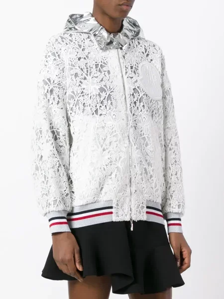 Geacă Moncler Gamme Rouge cu broderie cu glugă alb