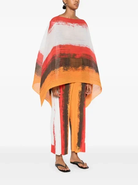 Top Pleats Please Issey Miyake cu imagine cu imprimeu abstract roșu