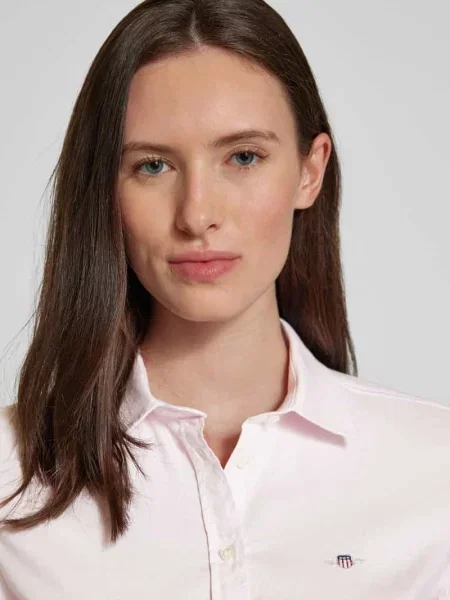 Bluzka koszulowa o kroju slim fit z wyhaftowanym logo Gant różowa