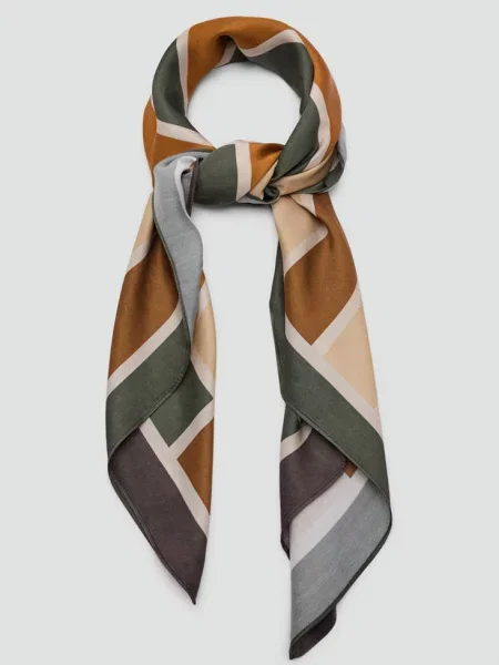 Apaszka z geometrycznym wzorem khaki Kobieta uniwersalny MANGO