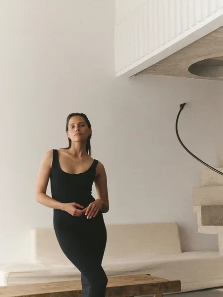 Šaty MUUV. Sukienka Długa Fendu černá midi bílé