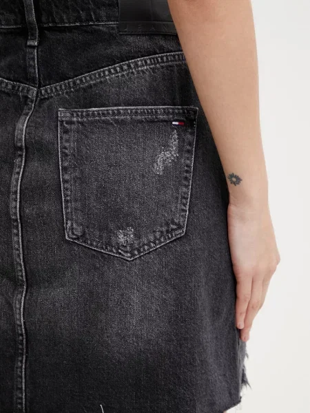 Tommy Jeans пола от деним черно