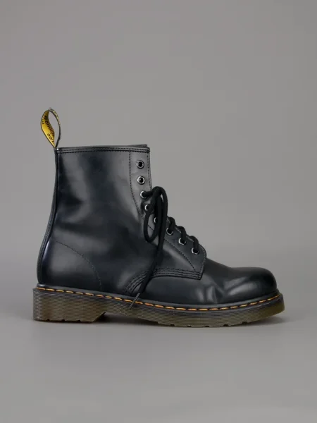 Botine Dr. Martens cu șireturi din dantelă negru