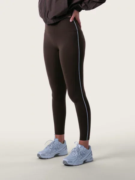 Legginsy z wysokim stanem i kontrastowym lampasem na siłownię – brązowy