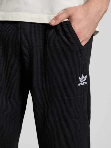 Spodnie dresowe o prostym kroju z elastycznym pasem model „Essentials” Adidas Originals czarny