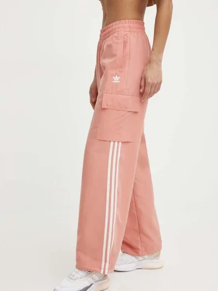 Спортен панталон adidas Originals с апликация розово