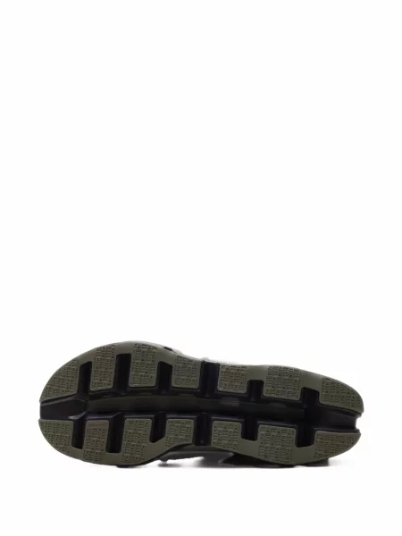 Sneakerși On
