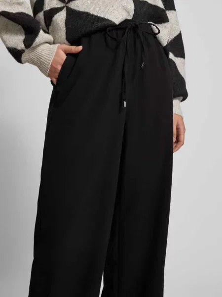 Spodnie materiałowe o kroju baggy fit z elastycznym pasem model ‘ISADORA’ Only czarne