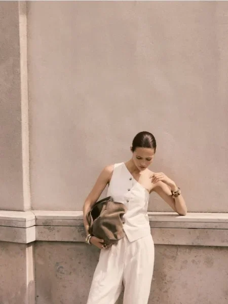 Reserved Asymetrická vesta telová