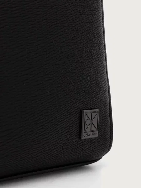Műbőr táska Calvin Klein fekete