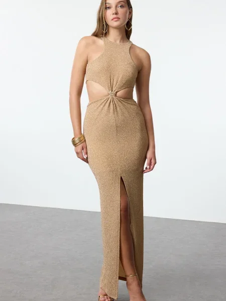 Długa sukienka wieczorowa Trendyol w wężowy wzór garniturowa złota