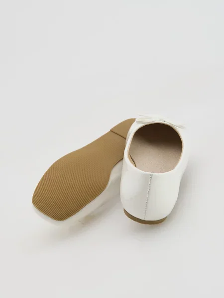 Кожаные балетки Reserved белые